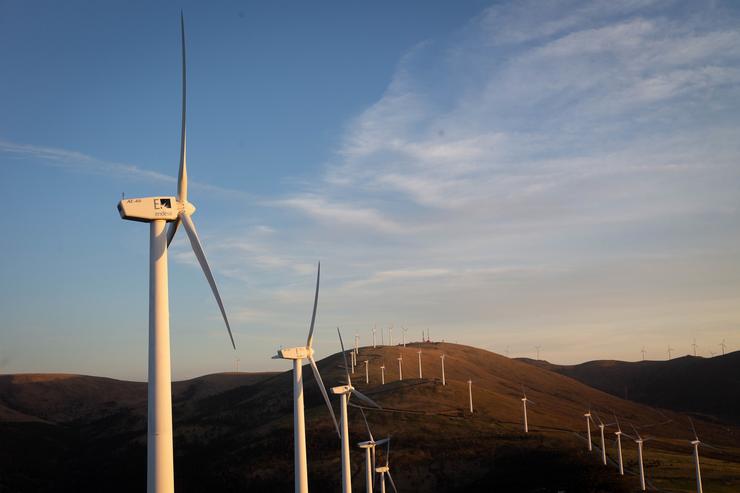 Varios aeroxeradores no parque eólico de Vilachá, a 15 de marzo de 2024, en Lugo, Galicia (España). Devandito parque, que se atopa entre os concellos lucenses de Ourol e Muras, viu paralizada (polo Tribunal Superior de Xustiza de Galicia) o seu. Carlos Castro - Europa Press 