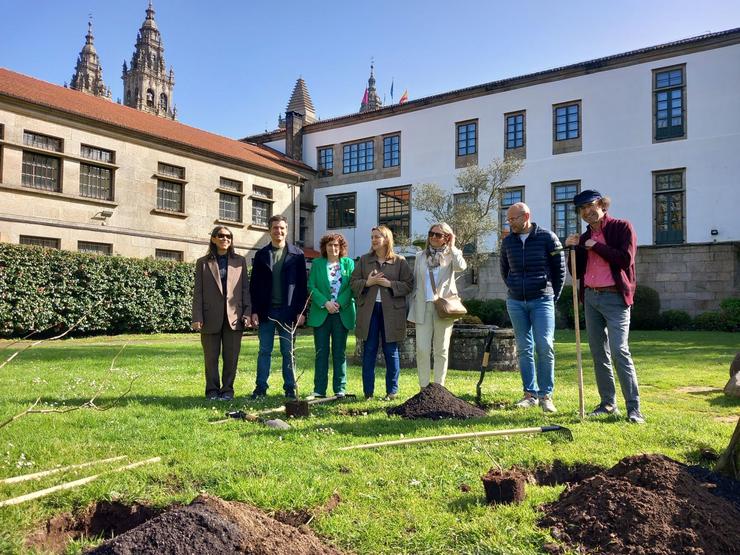 Plantación de Árbores con motivo do Día dos Bosques.. CONCELLO DE SANTIAGO / Europa Press