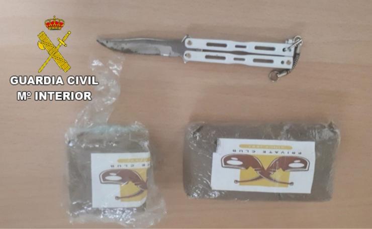 Tabletas de haxix, cun peso total de 150 gramos, intervidas a un condutor detido en Bueu o 21 de marzo de 2024 / GARDA CIVIL PONTEVEDRA