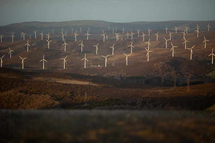 Varios aeroxeradores no parque eólico de Vilachá, a 15 de marzo de 2024, en Lugo, Galicia (España). Devandito parque, que se atopa entre os concellos lucenses de Ourol e Muras, viu paralizada (polo Tribunal Superior de Xustiza de Galicia) o seu. Carlos Castro - Europa Press 