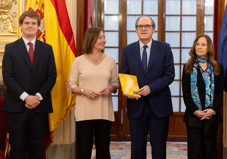 A presidenta do Congreso, Francina Armergol (2i), o Defensor do Pobo, Anxo Gabilondo (2d), e a adxunta primeira do Defensor do Pobo, Teresa Jiménez-Becerril (d), no Salón de Pasos Perdidos, a 22 de marzo de 2024, en Madrid.. Eduardo Parra - Europa Press / Europa Press