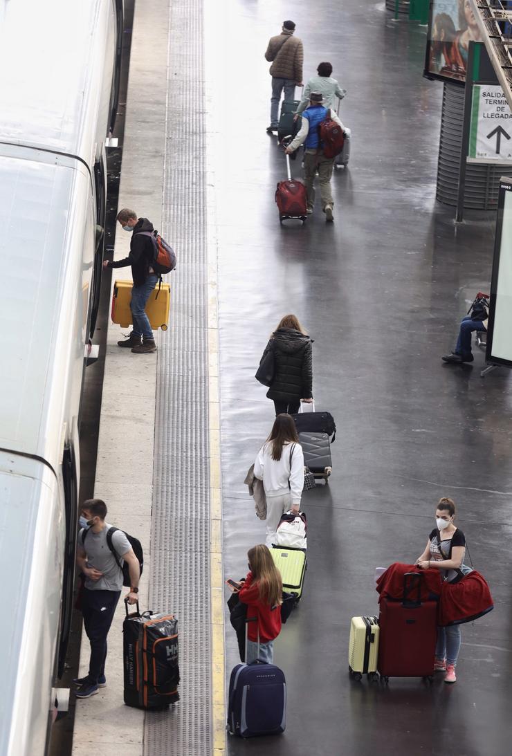 Arquivo - Viaxeiros con maletas soben a un tren na Estación Porta de Atocha, a 13 de abril de 2022, en Madrid (España). Eduardo Parra - Europa Press - Arquivo / Europa Press