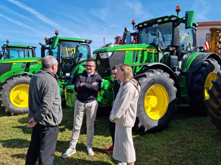 O conselleiro do Medio Rural en funcións, José González, na feira de maquinaria e produtos agricolas de Boimorto. XUNTA / Europa Press