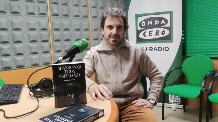 José Benito Iglesias coa súa novela “Abandonad toda esperanza” / Onda Cero