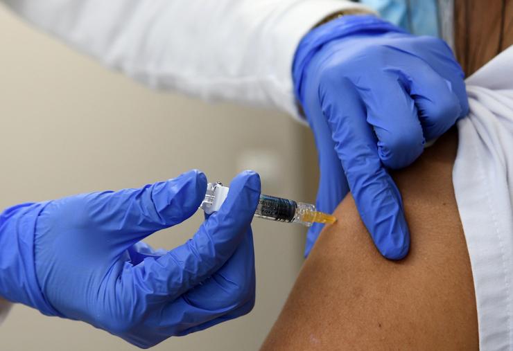 Unha persoa recibindo a vacina da gripe / SFGA - Arquivo