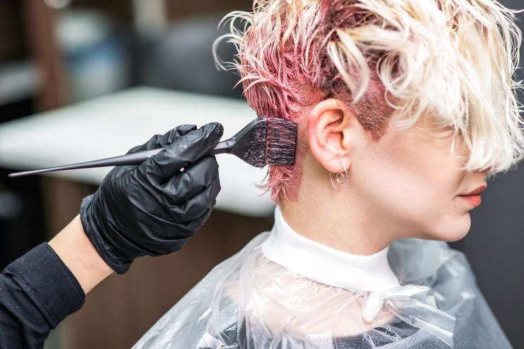 Arquivo - Muller tiñéndose o pelo nunha barbaría, tinguidura.. OKSKUKURUZA - Arquivo / Europa Press