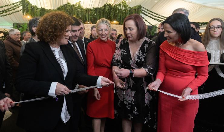 A subdelegada na provincia da Coruña, María Rivas (1i); o delegado do Goberno en Galicia, Pedro Branco (2i), e a vicepresidenta segunda do Goberno, Yolanda Díaz (c), durante a inauguración da XXXII Mostra do Encaixe de Camariñas, a 27 de m. M. Dylan - Europa Press 