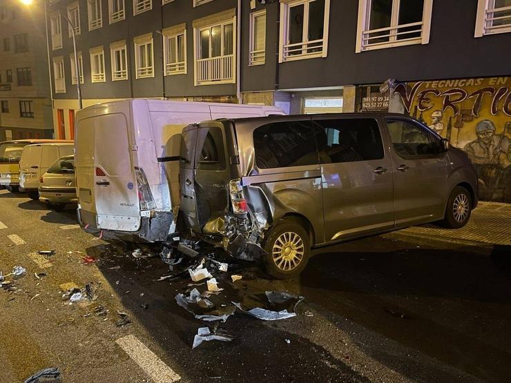 Danos provocados en coches aparcados en Culleredo por outro vehículo que se deu á fuga /  POLICÍA LOCAL DE CULLEREDO 