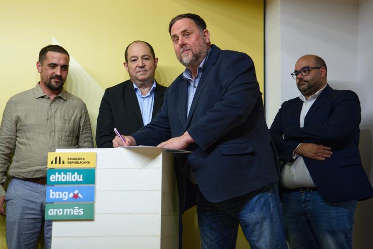 O presidente de ERC, Oriol Junqueras, a cabeza de lista de EH Bildu ao PE, Pernando Barrena, o responsable de Relacións Internacionais do BNG, Rubén Cela, e o coordinador de Ara Més, Mateu Mates, asinan o acordo de coalición para as europeas / ALBERTO PAREDES - EUROPA PRESS