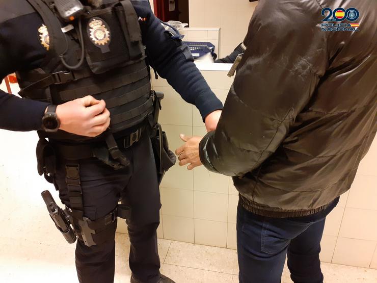 O detido é custodiado por un axente de Policía Nacional. POLICÍA NACIONAL / Europa Press