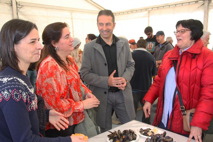 O conselleiro de Mar en funcións, Alfonso Villares, visita o I Degustación do Mexillón de Rinlo, en Ribadeo (Lugo). XUNTA DE GALICIA / Europa Press