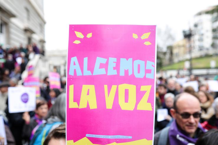 Arquivo - Participante na concentración da plataforma Revolta de Mulleres na Igrexa xunto á catedral da Almudena leva un cartel que di 