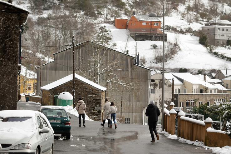 Varias persoas camiñan polo municipio de Pedrafita do Cebreiro nevado, a 23 de febreiro de 2024, en Pedrafita do Cebreiro, Lugo, Galicia (España). Onte chegou á península unha fronte activa procedente de Islandia, que fixo que as temperaturas vuelv. Carlos Castro - Europa Press / Europa Press