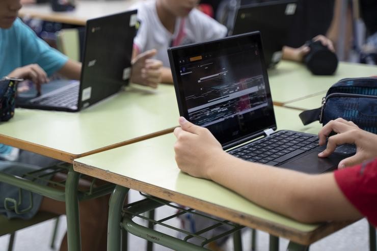 Arquivo - Varios nenos usan portátiles no CEIP O Grau con motivo do inicio do curso escolar, a 12 de setembro de 2022, en Valencia, Comunidade Valenciana (España). O curso escolar comeza en Valencia hoxe luns con máis docentes e alumnos que o añ. Jorge Gil - Europa Press - Arquivo / Europa Press