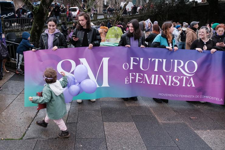 Varias mulleres protestan con carteis durante unha manifestación convocada por Plataforma Feminista Galega, polo 8M, Día Internacional da Muller, desde a Praza do Obradoiro, a 8 de marzo  de 2023, en Santiago de Compostela / César Arxina - Arquivo