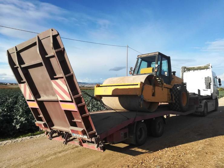 Góndola de camión para o transporte de maquinaria / Arquivo