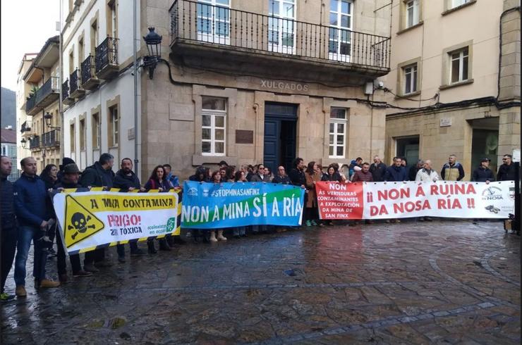 Protesta ante os xulgados de Noia en contra da mina de San Finx / ECOLOXISTAS EN ACCIÓN