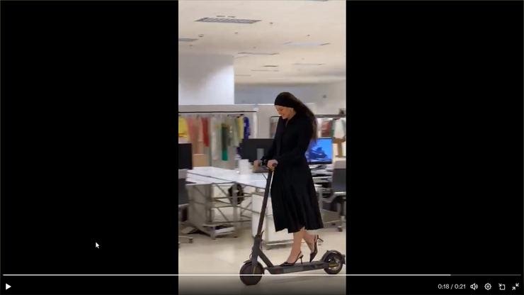 Rosalía cun patinete eléctrico en Inditex