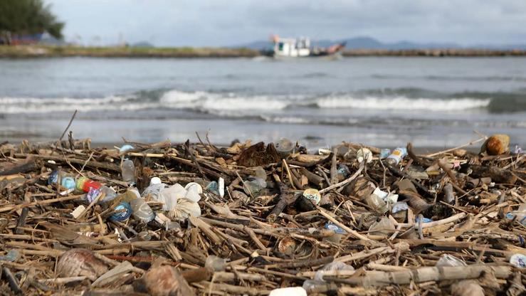 Residuos de plástico nas praias / Axencia EFE