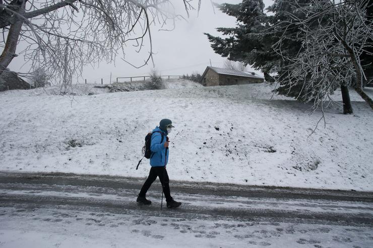 Arquivo - Unha persoa camiña con bastóns e roupa de abrigo na parroquia de Ou Cebreiro, a 15 de xaneiro de 2023, en Pedrafita do Cebreiro, Lugo, Galicia, (España). A chegada dunha masa de aire polar trouxo un descenso térmico acompañado de choiva e n. Carlos Castro - Europa Press - Arquivo 