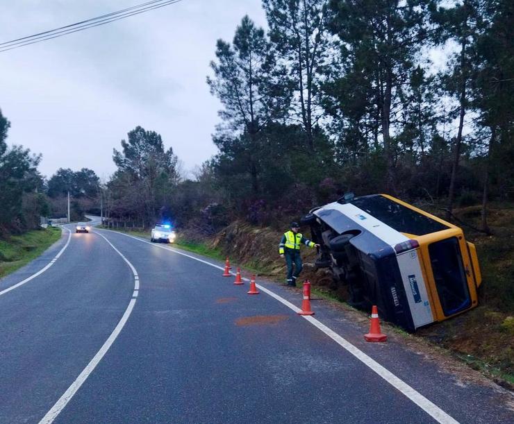 Accidente de autobús escolar sen feridos. Non ían os nenos, só condutor e acompañante escolar, que resultaron ilesos / GARDA CIVIL DE OURENSE 