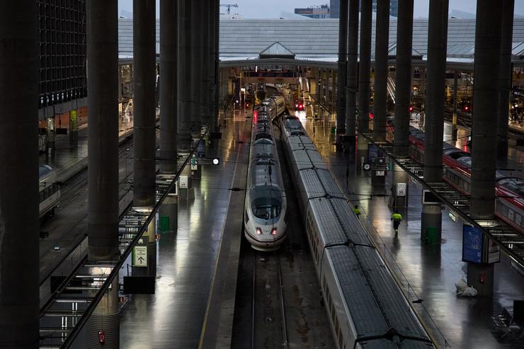 Trens na estación de Porta de Atocha-Almudena Grandes / Jesús Hellín - Arquivo