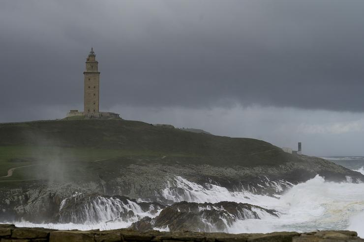 Ondas durante a fronte meteorolóxica, a 23 de febreiro de 2024, na Coruña / M. Dylan - Arquivo