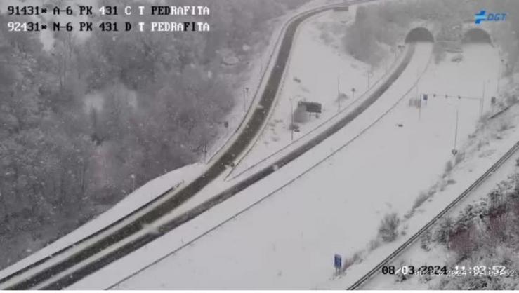 Estradas nevadas en Pedrafita do Cebreiro, onde se tivo que cortar ao tráfico un tramo da A-6 e un da LU-633, pola neve 