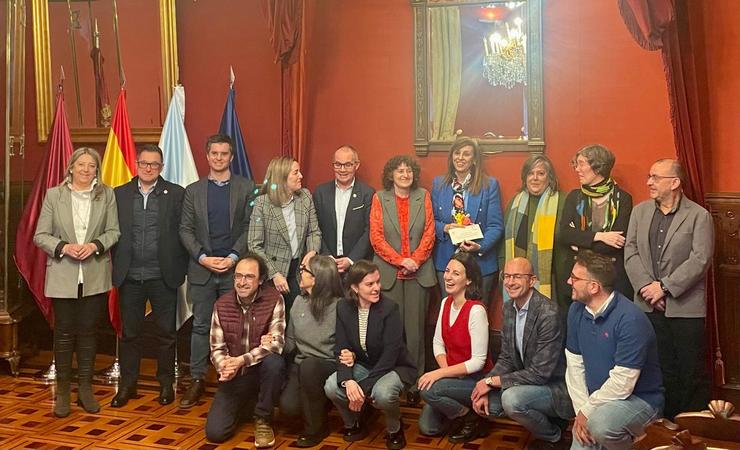 Membros da corporación municipal de Santiago de Compostela e do xurado do Premio Xohana Torres na entrega do galardón / CONCELLO DE SANTIAGO