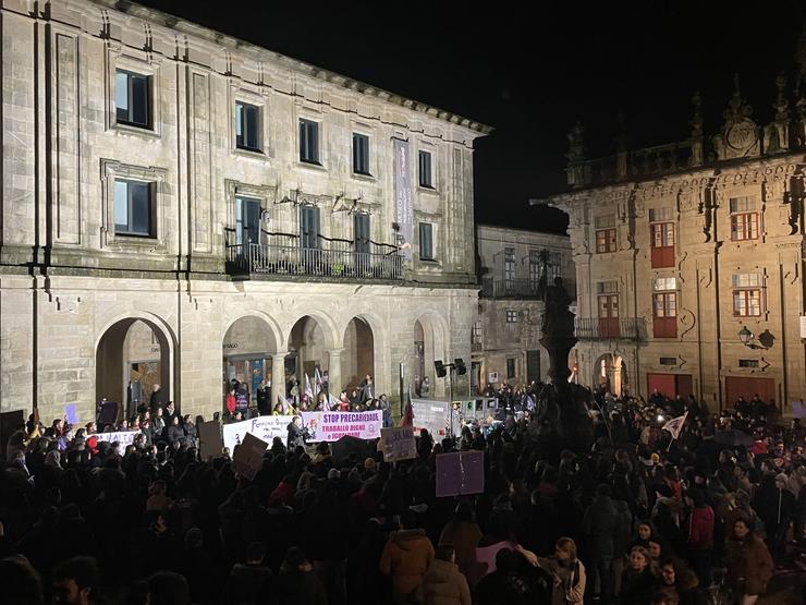 Chegada da marcha do 8M á Praza de Praterías, en Santiago de Compostela. 