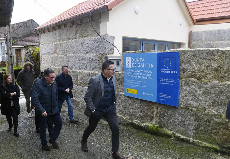 O conselleiro do Medio Rural, José González, na aldea modelo de Muimenta, en Carballeda de Avia 