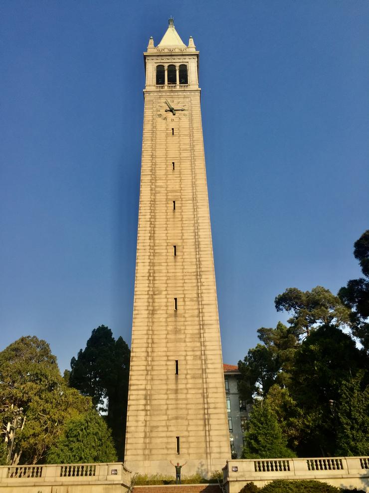 Na totémica Sather Tower da Universidade de California, Berkeley