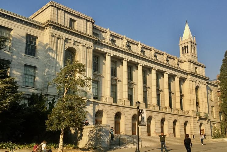 Ó pé de Dwinelle Hall na Universidade de California en Berkeley