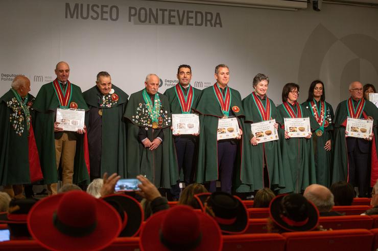 O presidente da Deputación de Pontevedra, Luís López, recibe a capa de novo cabaleiro da Orde do Caldo Galego 