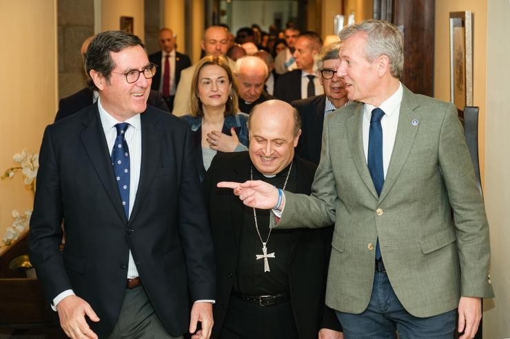 O presidente da CEOE, Antonio Garamendi; o arcebispo de Santiago, Francisco José Prieto; e o presidente da Xunta, Alfonso Rueda 