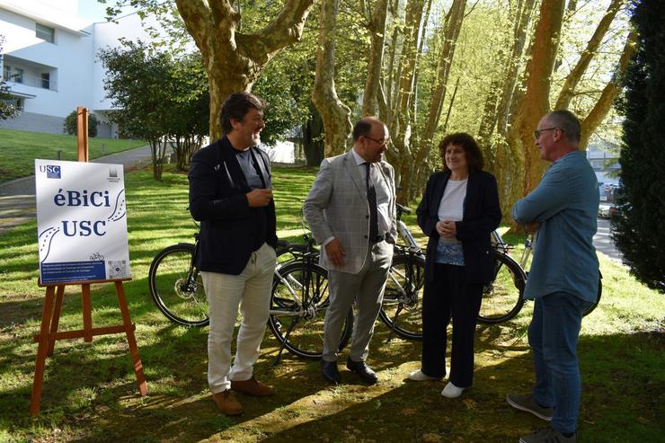 A alcaldesa de Santiago, Goretti Sanmatín, e o reitor da USC, Antonio López, participan na presentación do proxecto piloto 'éBici'.. CONCELLO DE SANTIAGO 