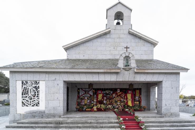 O panteón da familia Franco, engalanado con flores e bandeiras de España, no cemiterio de Mingorrubio, / A. Pérez Meca - Europa Press