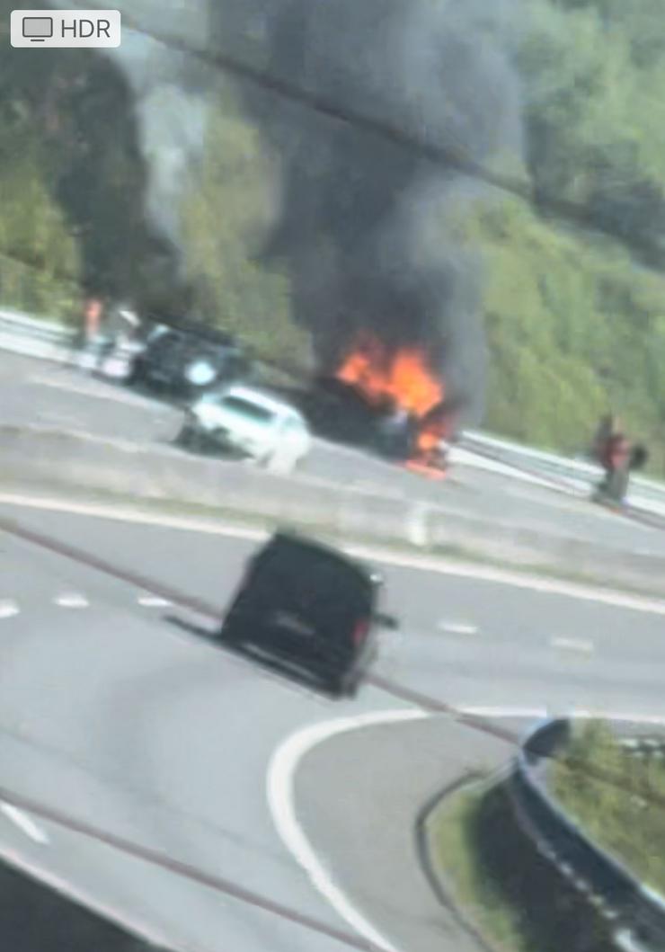 Coche ardendo na autovía do Barbanza / WhatsApp