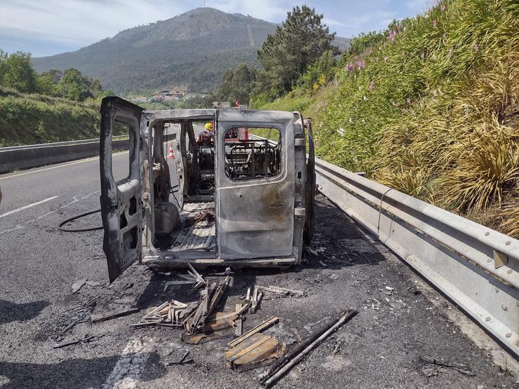 Incendio nunha furgoneta na AG-11 / Bombeiros de Boiro