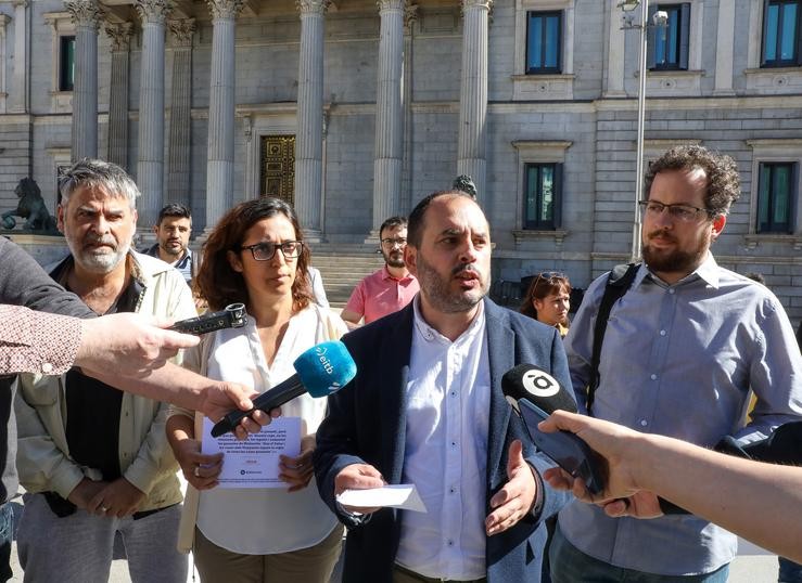 Arquivo - O presidente A Mesa pola Normalización Lingüística, Marcos Maceira, fala cos medios durante unha concentración en Madrid pola igualdade das linguas, na Praza das Cortes, a 26 de maio de 2022, en Madrid.. Marta Fernández Xara - Europa Press - Arquivo
