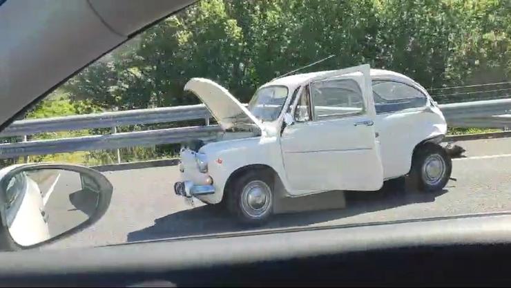 Un dos coches accidentados este domingo 14 de abril na Autovía do Salnés / WhatsApp
