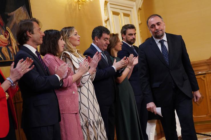 Os integrantes do Goberno galego aplauden ao conselleiro de Sanidade saínte, Julio García Comesaña / ÁLVARO BALLESTEIROS