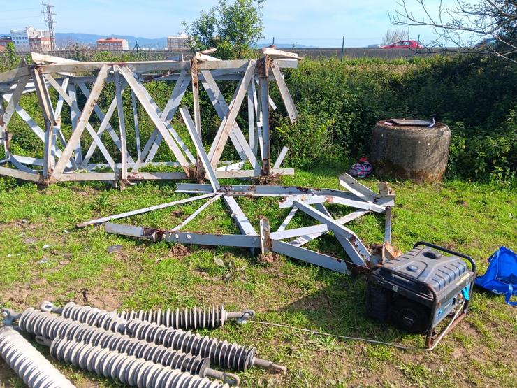 Torrete derrubada e cortada con radial en Ferrol / Europa Press