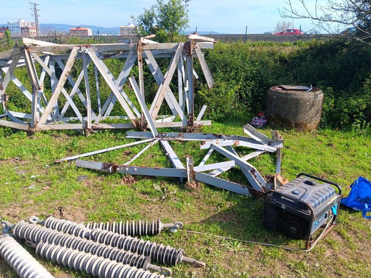 Torrete derrubada e cortada con radial en Ferrol 