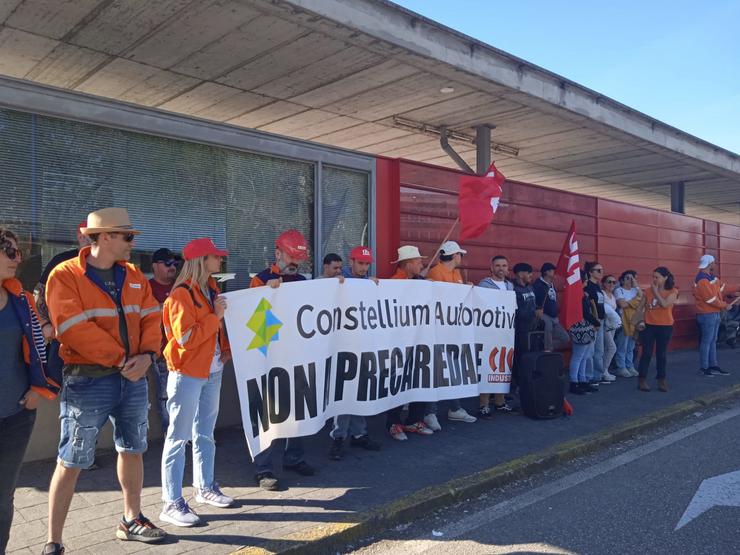 Concentración de traballadores de Constellium Automotive ás portas de Stellantis Vigo, o 12 de abril de 2024.. CIG / Europa Press