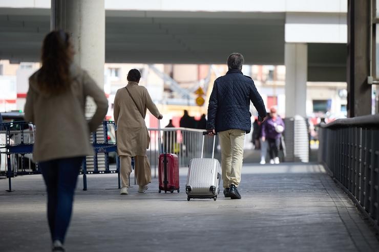 Varias persoas camiñan por unha das instalacións de Atocha. Jesús Hellín - Europa Press / Europa Press