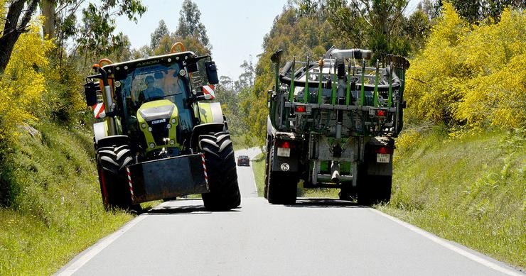 Dificultade de dous tractores para pasar á par pola DP-7402 