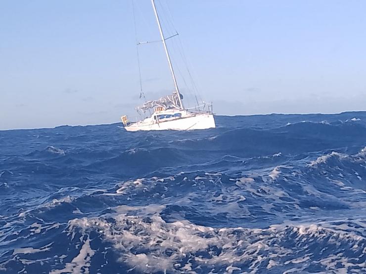 Veleiro atopado á deriva fronte á Costa da Morte. SALVAMENTO MARÍTIMO / Europa Press