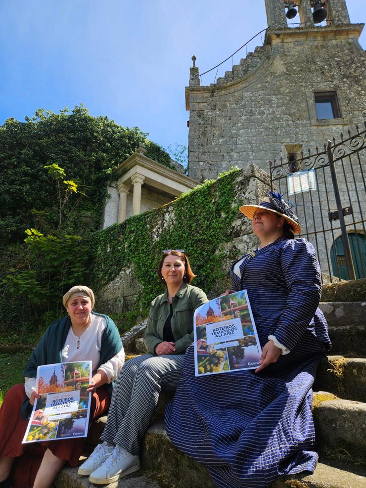 María López, concelleira, acompañada de Manuela, 'a costureira', e a señorita Leocadia na presentación dos 'Roteiros Temáticos'. Foto: Comunicación do Concello de Allariz.