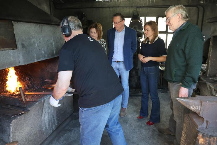 A secretaria territorial da Xunta de Galicia en Lugo, Marta Barreiro, vendo de preto o funcionamento dunha forxa. Foto: Prensa Xunta de Galicia.